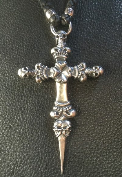 画像2: 3 Skulls On 4 Heart Crown Long Cross Double Face Dagger With Braid Leather Necklace
