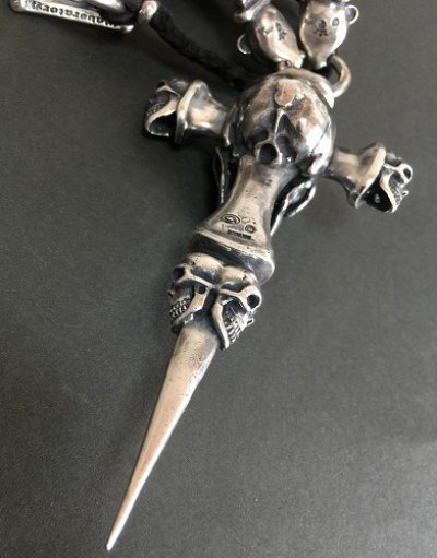 画像14: Large Skull On 2 Skulls Hammer Cross Double Face Dagger With 2 Panther & 2 Skulls Braid Leather Necklace