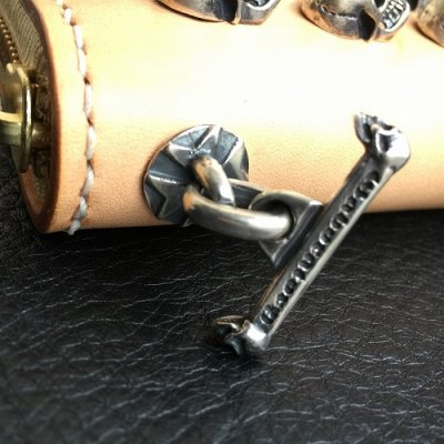 画像7: 24 Skulls On Natural Saddle Leather Round Zip With Single Skull Square Bottom Dagger Zip Pull & Single Skull Zip Pull