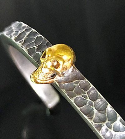 画像7: 10K Gold Twelve Small Skull On 6.5mm Wide Side Flat Chiseled Bangle Bold