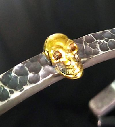 画像5: 10K Gold Twelve Small Skull On 6.5mm Wide Side Flat Chiseled Bangle Bold