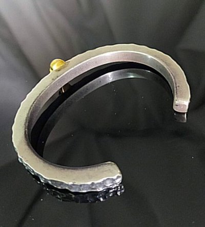 画像6: 10K Gold Twelve Small Skull On 6.5mm Wide Side Flat Chiseled Bangle Bold