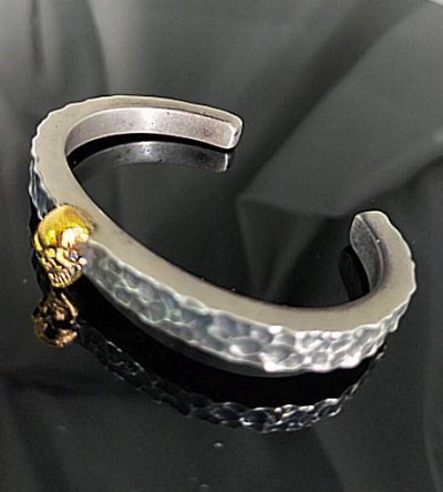 画像4: 10K Gold Twelve Small Skull On 6.5mm Wide Side Flat Chiseled Bangle Bold