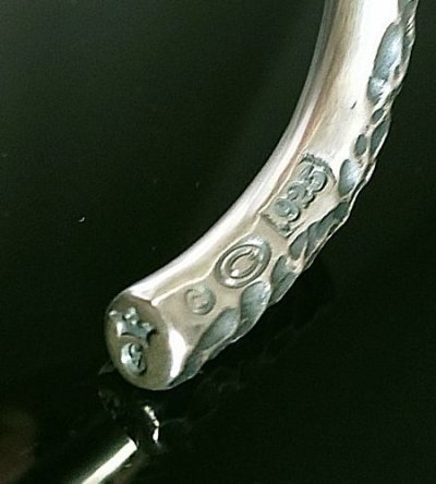 画像8: Twelve Small Skull On 7.5mm Chiseled Round Bar Bangle