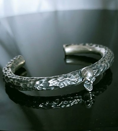 画像4: Twelve Small Skull On 7.5mm Chiseled Round Bar Bangle