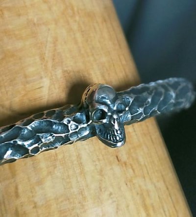 画像18: Twelve Small Skull On 7.5mm Chiseled Round Bar Bangle