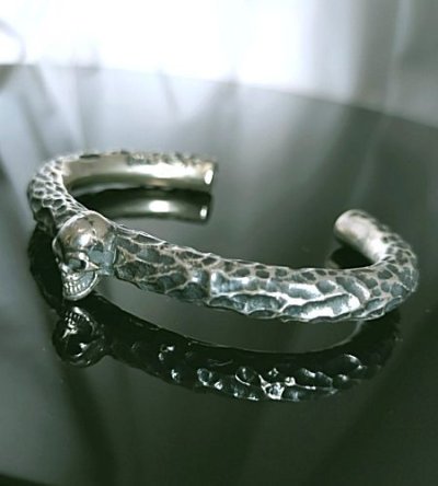 画像5: Twelve Small Skull On 7.5mm Chiseled Round Bar Bangle