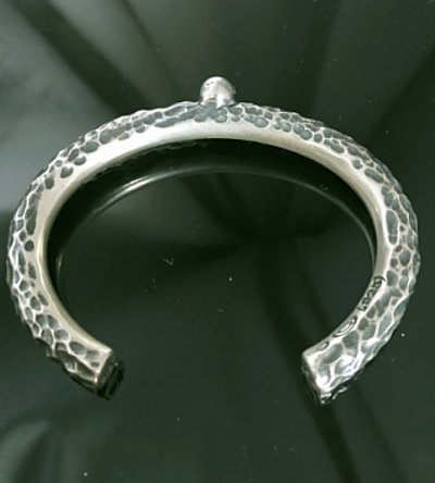 画像14: Twelve Small Skull On 7.5mm Chiseled Round Bar Bangle