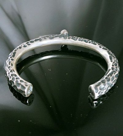 画像13: Twelve Small Skull On 7.5mm Chiseled Round Bar Bangle