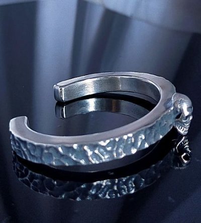 画像4: Twelve Small Skull Pierce On 6.5mm Wide Side Flat Chiseled Bangle Bold [BG-85]