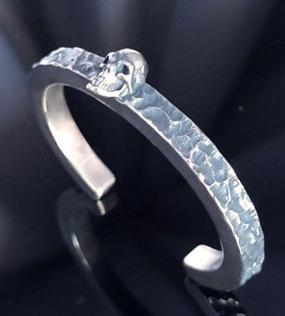 画像9: Twelve Small Skull Pierce On 6.5mm Wide Side Flat Chiseled Bangle Bold [BG-85]
