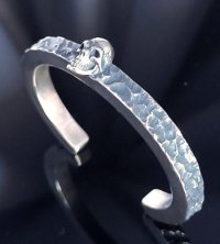 Twelve Small Skull Pierce On 6.5mm Wide Side Flat Chiseled Bangle Bold [BG-85]