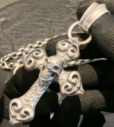 画像3: Skull On Half 4Heart Chiseled Cross With Chevron Bail Pendant
