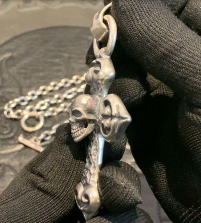 画像15: Skull On Half 4Heart Chiseled Cross With Chevron Bail Pendant