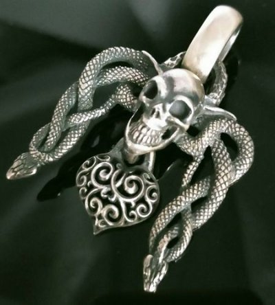 画像2: Skull On Snake Buckle With Heart Pendant