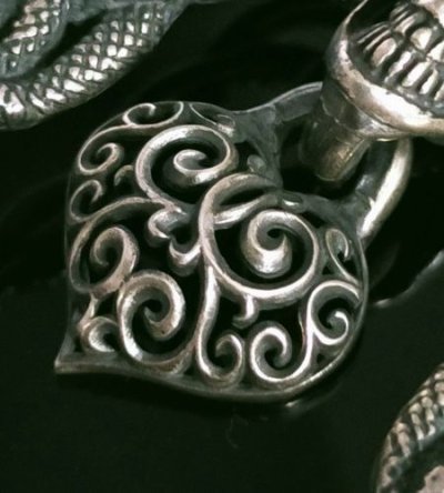 画像7: Skull On Snake Buckle With Heart Pendant