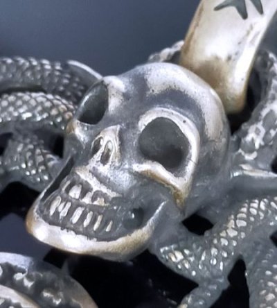 画像9: Skull On Snake Buckle With Atelier Mark Button Pendant