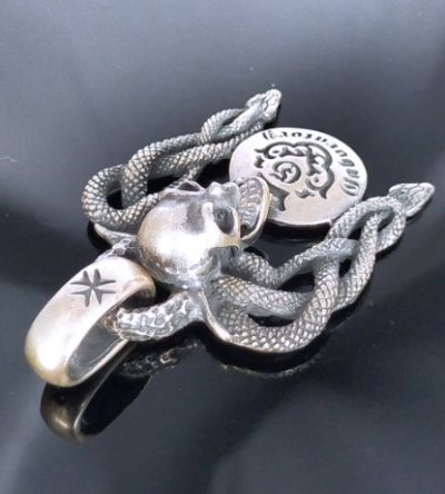 画像4: Skull On Snake Buckle With Atelier Mark Button Pendant