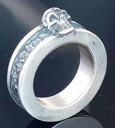 画像12: Twelve Small Skull On 7.5mm Wide Side Flat Chiseled Reel Ring