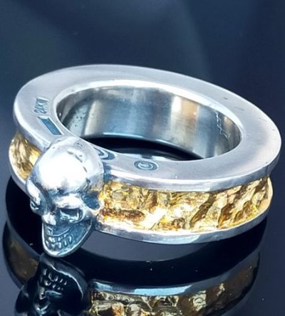 画像13: Pure Gold Wrap Twelve Small Skull On 7.5mm Wide Side Flat Chiseled Reel Ring