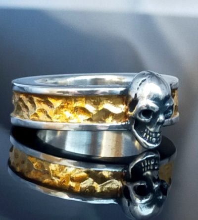画像4: Pure Gold Wrap Twelve Small Skull On 7.5mm Wide Side Flat Chiseled Reel Ring