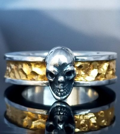 画像3: Pure Gold Wrap Twelve Small Skull On 7.5mm Wide Side Flat Chiseled Reel Ring