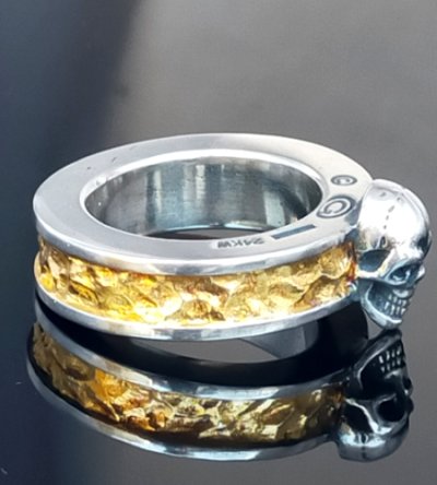 画像9: Pure Gold Wrap Twelve Small Skull On 7.5mm Wide Side Flat Chiseled Reel Ring
