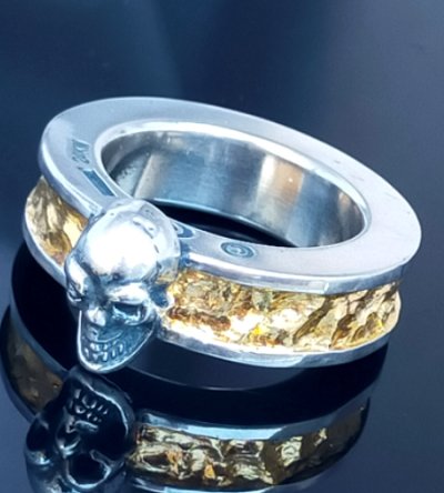 画像6: Pure Gold Wrap Twelve Small Skull On 7.5mm Wide Side Flat Chiseled Reel Ring