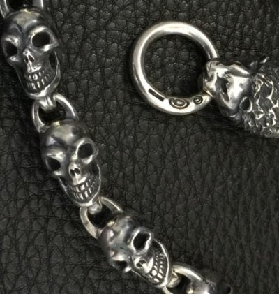 画像20: Skull On Crown Sculpted Oval Keeper With 2Lions & 13Skull Links Wallet Chain