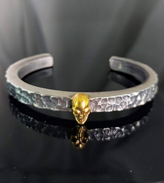 画像1: 10K Gold Twelve Small Skull On 6.5mm Wide Side Flat Chiseled Bangle Bold (1)