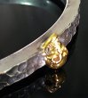 画像8: 10K Gold Twelve Small Skull On 6.5mm Wide Side Flat Chiseled Bangle Bold (8)