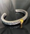 画像2: 10K Gold Twelve Small Skull On 6.5mm Wide Side Flat Chiseled Bangle Bold (2)