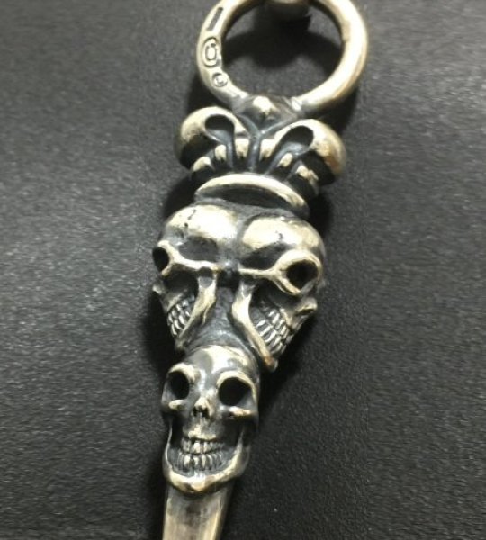 画像2: Triple Skull With Crown Dagger Pendant (2)