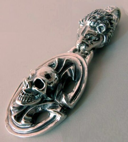 画像4: Lion & Sculpted Oval On Skull Pendant (4)