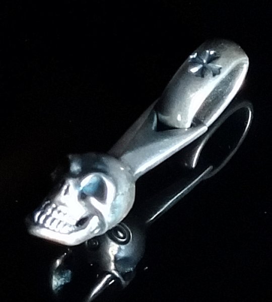 Gaborartory Single Skull Zipper Pull Pendant