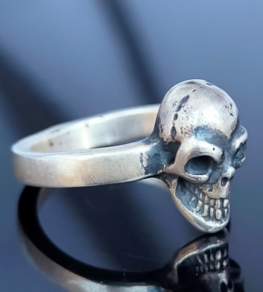 画像1: Twelve Skull On Flat Bar Ring (1)