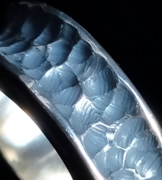 画像2: 10 x 5.8mm Wide Bolo Neck Chiseled Reel Ring (2)