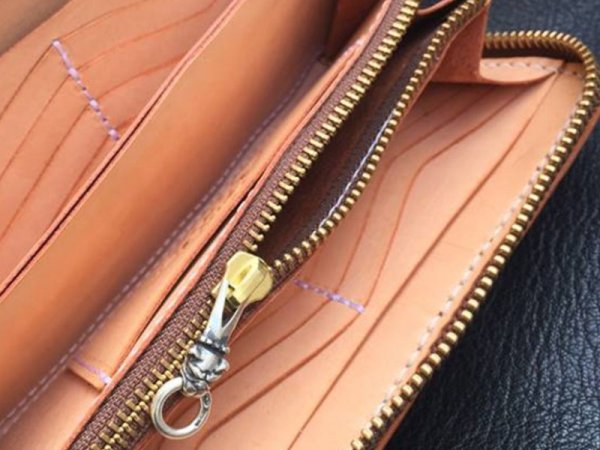 画像17: Atelier Mark Overlay Saddle Leather Round Zip Wallet (Natural) (17)