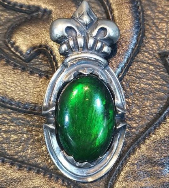 画像1: Flashing Fire Green Labradorite With Large Crown On Sculpted Oval Pendant (1)