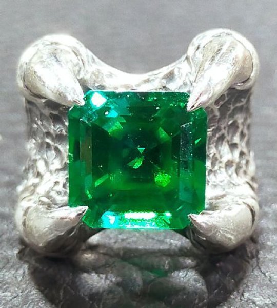 画像1: 8.09Ct Rectangle Green Emerald Predator Ring (1)