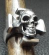 画像8: Skull On Square Hammer Cross Ring (8)