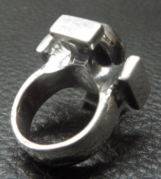 画像3: Skull On Square Hammer Cross Ring (3)